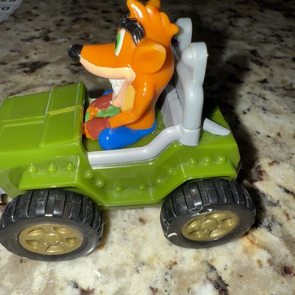 CRASH BANDICOOT 2002 UNIVERSAL INTERACTIVE MOVING PUSH CAR JEEP PLAYSTATION 4435